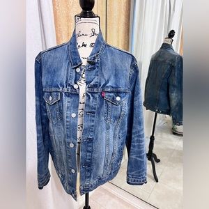 Levi vintage 90’s blue washed Jean jacket.
